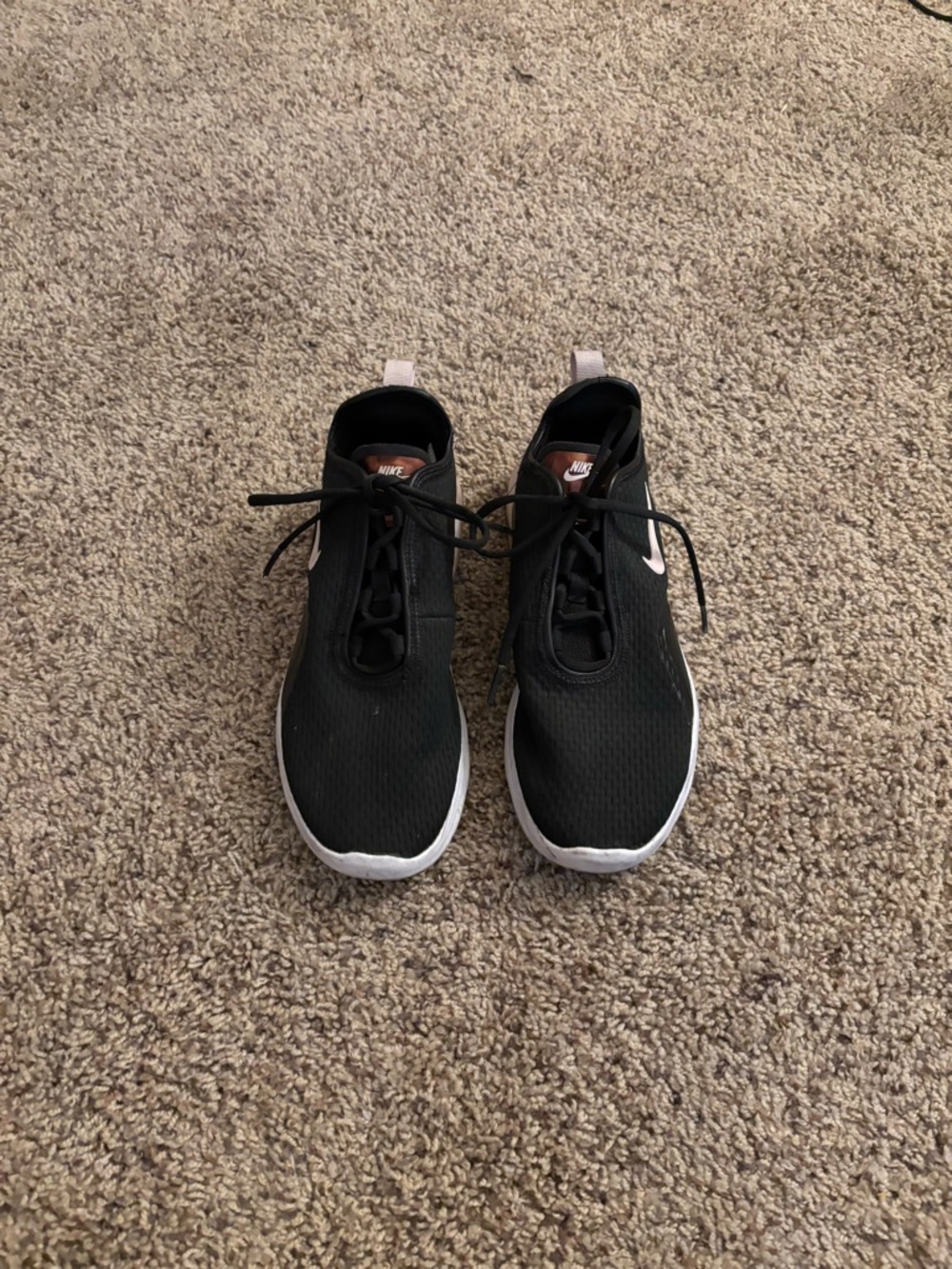 Nike Black and White Men's Lightweight Sneakers